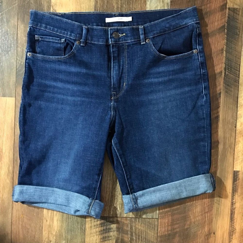 Levi’s signature denim Bermuda walking shorts SZ 30 cuffed jean shorts